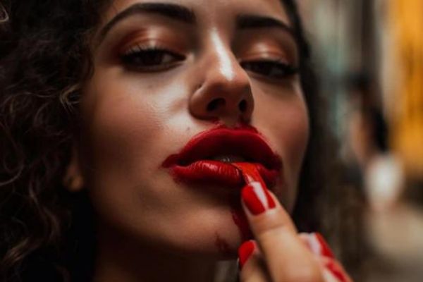 What are some signs that a woman likes to give a blowjob? 1
